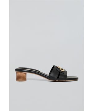 Entdecken Sie die zeitlose Eleganz der Mules mit Absatz Giorgia aus Nappaleder mit einem raffinierten goldfarbenen PC-Monogramm auf dem Oberleder. Die verzierte und gepolsterte Innensohle und die rutschfeste Sohle garantieren absoluten Komfort, während der Absatz von ca. 4,5 cm die perfekte Balance zwischen Stil und Komfort bietet.