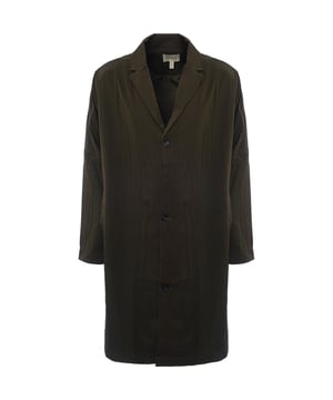 Main: 40% Nylon, Main: 60% Polyester. The Bando crinkle technical oversized trench coat is a stylish and functional piece that's perfect for layering in unpredictable weather. Its lightweight, plain-woven fabric composition, with 60% polyester and 40% nylon, offers a comfortable feel without sacrificing durability. The coat features classic elements like notch lapels and a button placket, alongside practical side pockets, all while providing an effortlessly chic oversized fit. It's a versatile addition to any wardrobe, ideal for those who appreciate a blend of contemporary design and practicality.