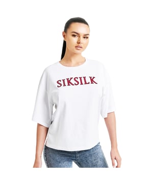 100% Katoen. Ontwerp: Embleem, Bergkristal. Hals: Crew Neck. Mouwtype: Korte mouwen. Geschikt voor: Boxy. 6 VK: 30 in. 8 UK: 32 in. 10 VK: 33 in.