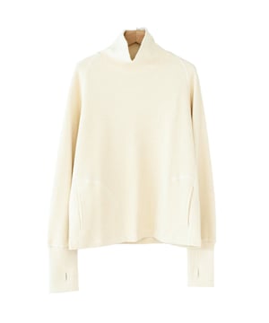 Heavy cotton waffle pullover with a roll neck and elongated cuffs. Designed with raglan sleeves, curved front pockets, and thumb holes for a contemporary and practical fit.