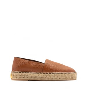 - Composición: 100% piel de becerro - Interior: Piel - Plantilla: Piel - Suela: Caucho - Puntera redonda - Piel texturizada - Logotipo dorado - Slip on - Made in Spain - Gender: HOMBRE -