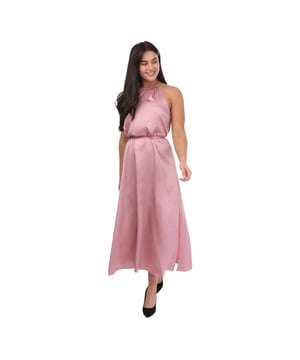 100% Polyester. Ontwerp: Eenvoudig. Sluiting: Hals achter knop. Split opzij, Strikje terug. Halslijn: Halternek. Mouwtype: Mouwloos. Lengte: Midi. Stijl van de achterkant: Sleutelgat. 10 VK: 35 in. 12 VK: 37 in. 14 VK: 39 in. 16 VK: 41 in.
