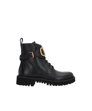 - Material: 100% Kalbsleder - Innenmaterial: Leder - Innensohle: Leder - Sohle: Gummi - Runde Zehenform - Schnürverschluss vorne - Ziehlasche an der Rückseite - Knöchelriemen mit goldfarbigem Metall-Logo-Detail - Hergestellt in Italien - Geschlecht: DAMEN -