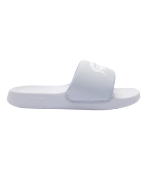 Marke: Lacoste. Obermaterial: Synthetischer Stoff. Futterstoff: Synthetischer Stoff, Stoff. Laufsohle: EVA, Mit Silikon-Noppen. Atmungsaktiv, EVA-Fußbett, gepolsterte Riemen. Absatz: Flach. Design: Logo, Unifarben. Zehenstil: Rund. Zum Reinschlüpfen.