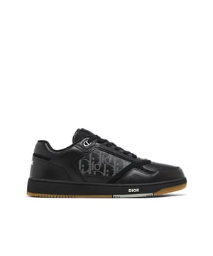 - Samenstelling: 100% kalfsleder - Binnenvoering: Stof - Inlegzool: Leer - Zool: Rubber - Ronde neus - Geperforeerd detail - Voorzijde met vetersluiting - Zij-iconisch logo monogram - Gemaakt in Italië - Geslacht: HEREN -