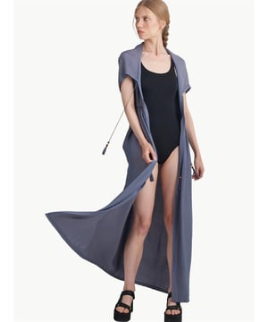 Maxi-Boykimono mit Ausschnitt, der auch als Kapuze verwendet werden kann, tiefem Rückenausschnitt und Kordelzug- und Bindedetail in der Taille.

Material: Hergestellt aus 100 % Baumwollstoff.

Maße des Models: Sie trägt Größe S, ist 175 cm groß und hat die Maße 87/60/89.