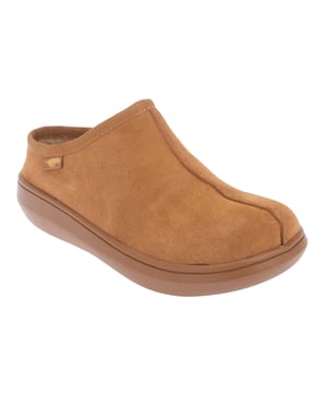 Boven: Leder, Suède. Voering: Fleece, Zacht, Textiel. Binnenzool: Synthetisch. Tab met merkopdruk, gekussend voetbed, geweven label. Vlakke. Ontwerp: Logo, eenvoudig. Teenstijl: Rond. Sluiting: Slip-on.