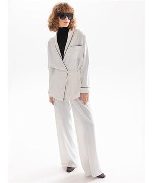 Durch die Kombination der edlen schwarzen Farbe und der luxuriösen Textur des Satinstoffs ist die Satinhose mit weitem Bein und elastischem Bund die erste Wahl für alle, die Eleganz suchen. Diese Hose, die mit ihrem hochwertigen Stoff und den sorgfältig gestalteten Details zu jedem Stil passt, hat vor allem unter der Partykleidung einen festen Platz. Dank seines elastischen Taillenbunds und des weiten Beindesigns bietet es zwar bequemen Tragekomfort, unterstreicht aber durch seine schwarze Farbe auch Eleganz. Diese Hose, die zur Partykollektion gehört, ist ein unverzichtbares Kleidungsstück für alle, die gleichzeitig Eleganz und Komfort suchen. Sie können sofort auf Rivus.com.tr stöbern, um dieses besondere Stück zu entdecken und es Ihrer Garderobe hinzuzufügen. Die Satinhose mit weitem Bein und elastischem Bund kombiniert die Noblesse der schwarzen Farbe mit der luxuriösen Textur und ist die Wahl für alle, die Eleganz suchen. Diese Hose, die mit ihrem hochwertigen Stoff und den sorgfältig gestalteten Details zu jedem Stil passt, hat vor allem unter der Partykleidung einen festen Platz. Dank seines elastischen Taillenbunds und des weiten Beindesigns bietet es zwar bequemen Tragekomfort, unterstreicht aber durch seine schwarze Farbe auch Eleganz.