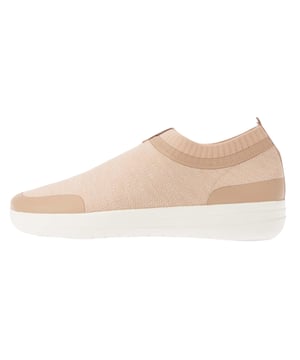 Marke: FitFlop. Obermaterial: Jerseyware, Synthetischer Stoff. Einlegesohle: Synthetischer Stoff. Mittelsohle: Synthetischer Stoff. Laufsohle: Gummi, Gummikapseln, Rutschfest. Anziehlasche. Absatz: Niedriger Absatz. niedrig geschnitten. Design: Logo, Unifarben. Zehenstil: Rund. Zum Anschlüpfen.