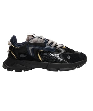 Marke: Lacoste. Obermaterial: Leder, Polyester, PU (Polyurethan), Wildleder-Overlays. Futterstoff: Nylon, Polyester. Einlegesohle: EVA, Polyester. Laufsohle: EVA, gerippt, Gummi. Ösen: 6. Absatz: Grob flach. niedrig geschnitten. Design: Kontrast Detail, Logo, Gemustert. Zehenstil: Rund. Zum Schnüren.