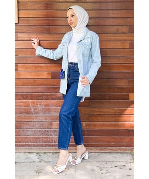 Stoffmerkmal: Hergestellt aus Denim-Stoff.Produktmerkmal: Es handelt sich um ein neues Hijab-Modestück der Saison. Es ist ungefüttert. Es hat einen vorderen Reißverschluss und einen Knopf. Es hat eine Tasche. Aufgrund von Konzeptaufnahmen kann es zu leichten Farbabweichungen vom Produkt kommen. Das Model trägt Größe 38.Größe 38 Hosenmaße: Produktlänge: 96 cm - Taille