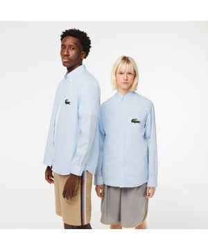 CH6410 Unisex Relaxed Fit Large Crocodile Cotton Shirt Relaxed fit comfortabel gesneden met rechte mouwen: Comfortabel in elke situatie. Franse kraag met knoopsluiting:  Een symbool van elegantie. Grote krokodil op de borst:  Onmiskenbaar Lacoste. Geborduurde krokodil op de rug:  Handtekening van Lacoste. Katoen:  Kwaliteit en elegantie, de hele dag lang.
