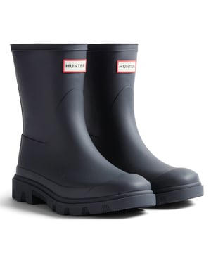 Maak kennis met de Downpour Short Boot, met een strak bovenwerk en een gevormde lichtgewicht rubberen constructie, deze laars is afgewerkt met onze kenmerkende bovenste afwerking. Het unieke profiel zorgt voor grip van de buitenzool bij het lopen.