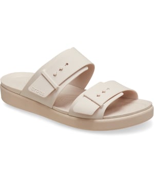 De twee verstelbare banden op de Brooklyn Sandal Low Wedge bieden je een uitstekende pasvorm en veelzijdige styling. De lichtgewicht constructie en comforttechnologie van Crocs Brooklyn stellen je in staat om vol vertrouwen van werk naar ontspanning te gaan, zonder gedoe.