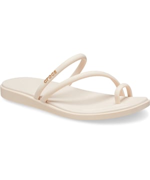Het is heet. Het is sexy. Het schaamt zich niet om wat huid te tonen. Miami is het leven van het feestje en het nafeest. Deze Toe Loop Sandal heeft elegante minimalistische bandjes en een teenlus om elke outfit moeiteloos chic te maken.