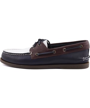This iconic silhouette sets itself apart with superior craftsmanship and attention to detail in the form of a luxurious suede upper with traditional moccasin construction. As always, these boat shoes feature our signature 360° Lacing System