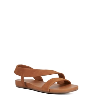 Embrace summer simplicity with Lucinda, a minimalist sandal with serious appeal. Designed with an open toe, cushioned wedge sole and nubuck finish, there's nothing we don't love about them. Their clean, chic design makes them the perfect match for warm-weather outfits like breezy linens and more.
