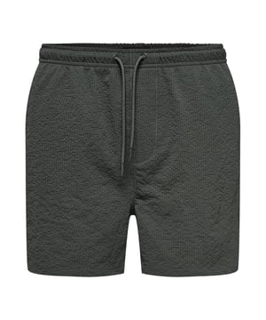 Met deze badshorts geniet je van zomers comfort in een stijlvolle ontwerp. De elastische tailleband met tunnelkoord zorgt voor een veilige pasvorm, terwijl de normale pasvorm en de middelhoge taille optimale bewegingsvrijheid bieden. Zijzakken en een achterzak maken de shorts ook praktisch. De lichte seersucker-stof voelt prettig aan op de huid en geeft de look een gestructureerde uitstraling. Een subtiele gulp en het geweven label aan de binnenkant ronden het ontwerp discreet af – perfect voor ontspannen dagen aan het water.