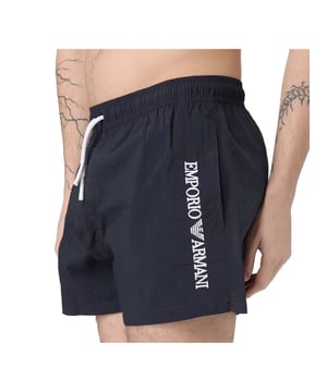 Badeanzug Emporio Armani GA Active Herren Schwarz Synthetik. Authentische Kleidung der Marke Emporio Armani - Streetwear/Sportswear-Design von Emporio Armani - Emporio Armani für Herren, modisch und perfekt für den Alltag - Der schwarze Badeanzug von Emporio Armani lässt sich perfekt mit dem Rest Ihrer Garderobe kombinieren - Bequemer Synthetikstoff - klassisch - GA Active -