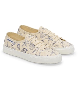 Superga 3750 is een lichtgewicht, laag uitgesneden sneaker met een delicate schelpenprint op een katoenen bovenwerk. Combineert comfort en duurzaamheid in een casual, op het strand geïnspireerd ontwerp