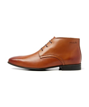 Maak kennis met de San Remo, een stijlvolle halfhoge veterschoen van VANLIER, uitgevoerd in zwart leer dat moeiteloos elke outfit verheft. Het binnenwerk, volledig in leer, verzekert een luxueus gevoel bij elke stap, terwijl het bovenmateriaal een onmiskenbare klasse uitstraalt. De lederen zool biedt een elegante basis, verrijkt met een uitneembaar voetbed voor persoonlijk comfort en een optimale pasvorm. De San Remo belichaamt een verfijnd evenwicht tussen casual chic en formeel, perfect voor de moderne man die waarde hecht aan traditionele vakmanschap en hedendaags comfort.  Merk: VANLIERModelnaam: San RemoCategorie: heren schoenenMaterialen: leerKleur: cognac