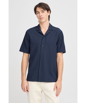 Conozca la elección perfecta para una elegancia informal con nuestra camisa de punto en azul marino para hombre. Diseñada para impresionar, esta camisa combina estilo y comodidad. Confeccionado con una lujosa mezcla de algodón, poliéster y elastano, promete un excelente ajuste y libertad de movimiento. Perfecto para uso diario o salidas nocturnas. Experimente el máximo equilibrio entre funcionalidad y moda con esta versátil camisa de punto de TeeShoppen.