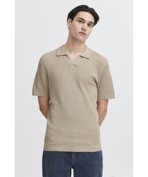 El polo de punto George - Beige para hombre es la combinación perfecta de estilo y comodidad. Este polo es ideal tanto para el día a día como para ocasiones más formales. La calidad del tejido garantiza un aspecto bonito y una sensación agradable. Una adición versátil al guardarropa que puede combinarse fácilmente con tus pantalones o shorts favoritos. Ya sea que estés en la oficina o saliendo a cenar, este polo te dará un aspecto sofisticado. Prepárate para impresionar con este clásico atemporal.