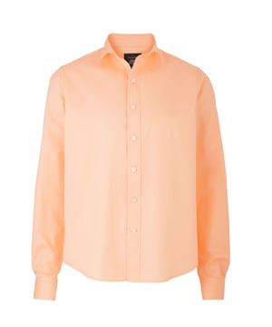 A summer-ready flattering, gently tapered slim fit shirt for men. Peach cotton twill fabric that will soften with each wash, tailored to a flattering fit. This casual shirt has been cut to a shorter length so it can be worn untucked. Featuring a curl resistant cutaway collar, with an integral and removable collar stay and stylish single cuffs. Cut to a flattering, gently tapered fit for all builds.