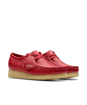 Im Jahr 1964 eingeführt, hat der von Mokassins inspirierte Wallabee mit seinen klaren und einfachen Linien ein ikonisches Design von Clarks entwickelt. Hergestellt aus hochwertigem Leder, verfügt er über eine Schnürung und eine markante, kontrastierende Kreppsohle.
