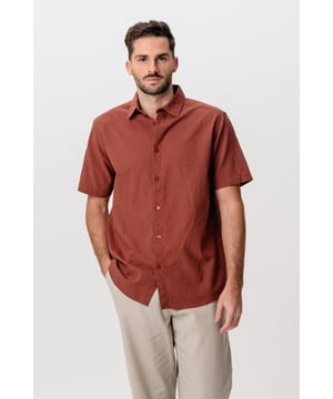 Descubra la combinación perfecta de estilo y comodidad con nuestra camisa de lino de manga corta en terracota. Ideal para hombres modernos que valoran tanto la calidad como el diseño exquisito. Confeccionada con una mezcla de 70 % algodón y 30 % lino, esta camisa es ligera y transpirable, perfecta para los días cálidos. El hermoso color terracota añade un toque de sofisticación a cualquier armario. Con su corte clásico, es versátil y se puede combinar fácilmente con atuendos tanto informales como formales. La camisa es imprescindible para cualquier hombre con estilo que busque mejorar su guardarropa. Compre ahora en TeeShoppen y experimente cómo el diseño escandinavo se combina con una funcionalidad inigualable y obtenga una entrega rápida y nuestra increíble política de cambio de 101 días.
