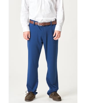 Descubra lo último en comodidad y estilo con los pantalones The Original Performance (Regular) - Azul para hombre. Estos pantalones están diseñados centrándose tanto en el rendimiento como en la elegancia, lo que los hace perfectos para cualquier ocasión. Fabricados con una mezcla de materiales de calidad, garantizan la máxima libertad de movimiento y durabilidad. Su versátil tono azul encaja perfectamente en cualquier armario, mientras que su diseño atemporal hace que sea fácil de combinar con cualquier top. Ya sea que estés en la oficina o en la ciudad, estos pantalones ofrecen un nivel inigualable de comodidad y estilo. Experimente funcionalidades distintivas como secado rápido y resistencia a la intemperie. No pierdas la oportunidad de agregar estos increíbles pantalones a tu colección.