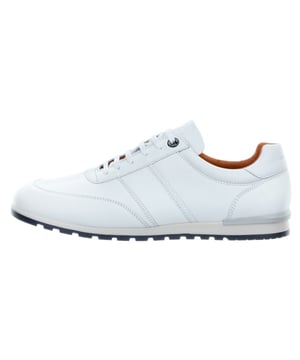 De Anzano is een relaxte sneaker, afkomstig uit de VANLIER hybride sneakerlijn. De perfecte mix tussen sportief en casual. Iedere Anzano wordt met de grootste zorg met de hand in Portugal gemaakt. Deze Anzano is uitgevoerd in prachtig wit leder wat met de hand op kleur is gebracht. VANLIER voorziet deze sneakers van leren voering zodat je voeten optimaal kunnen ademen. Het comfortabele uitneembare voetbed biedt extra demping en maximale ventilatie. De sportieve soepele rubber zool geeft deze schoenen een vlotte look. Draag de Anzano naar je werk of lekker in je vrije tijd.  Merk: VANLIERModelnaam: AnzanoCategorie: heren schoenenMaterialen: leerKleur: wit