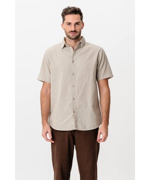 Mejora tu estilo con nuestra camisa de lino de manga corta en color arena. Esta prenda elegante y transpirable está diseñada para hombres que valoran tanto el estilo como la comodidad. Con su construcción ligera y aireada, esta camisa se convertirá rápidamente en una parte indispensable de tu guardarropa de verano. El diseño clásico proporciona un look informal pero sofisticado que es perfecto tanto para el uso diario como para ocasiones más refinadas. Confeccionada con una mezcla de 70 algodón y 30 lino, esta camisa garantiza comodidad y durabilidad durante todo el día. Compre ahora en TeeShoppen para obtener la mejor combinación de estilo y funcionalidad.