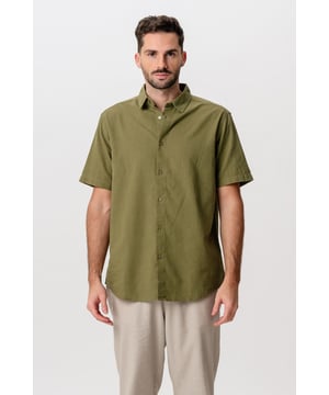 Sumérgete en un estilo sin esfuerzo con la camisa de lino de manga corta en un refrescante tono Kiwi, una encarnación de comodidad y sofisticación. Confeccionada exclusivamente para hombres, esta camisa combina materiales transpirables para ofrecer la máxima comodidad durante todo el día. La cuidada composición de 70 por ciento algodón y 30 por ciento lino garantiza una sensación ligera y aireada, lo que la convierte en el complemento perfecto para tu guardarropa de clima cálido. Ya sea que asistas a una reunión informal o salgas a dar un paseo de verano, esta camisa complementa fácilmente tu par de jeans o pantalones cortos favoritos. El corte clásico garantiza un ajuste favorecedor para cada tipo de cuerpo, y su vibrante color kiwi añade un toque fresco a cualquier conjunto. Confíe en la durabilidad y el atractivo atemporal de este elemento esencial de su guardarropa, ya que está diseñado para durar temporadas de uso. Experimente compras rápidas y seguras con TeeShoppen, donde la entrega rápida es una promesa junto con nuestra política de cambio de 101 días, lo que lo prepara para una experiencia de compra perfecta. Eleva tu armario con esta camisa básica que trasciende las tendencias y realza tu estilo cotidiano.