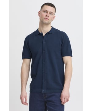 El Owen Pullover - Blue es el suéter perfecto para hombre que combina estilo y comodidad. Con su tono azul intenso, este jersey es una pieza versátil en cualquier armario. Hecho 100 por ciento de algodón, se siente cómodo contra la piel y es ideal para el uso diario. Ya sea que vayas a trabajar, a una noche informal o a una escapada de fin de semana, el suéter Owen en azul te asegurará un aspecto elegante y seguro.