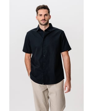 Descubre la combinación definitiva de estilo y comodidad con nuestra camisa de lino de manga corta en color negro para hombre. La tela de lino liviana garantiza que te mantengas fresco y cómodo, mientras que el sofisticado diseño negro hace de esta camisa una opción perfecta tanto para el uso diario como para ocasiones especiales. Con su corte moderno y su estética atemporal, esta camisa es imprescindible en cualquier armario. No pierdas la oportunidad de mejorar tu estilo con esta elegante camisa de lino.