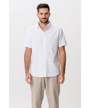 Esta camisa de lino de manga corta en color blanco es la elección definitiva para el hombre preocupado por el estilo que valora la comodidad y la elegancia. Perfecta tanto para el día a día como para ocasiones festivas, esta camisa combina muy bien con atuendos tanto informales como formales. Añade un toque estilizado a tu guardarropa con esta camisa versátil. El material ligero y transpirable garantiza que te mantengas fresco y cómodo, incluso en los días más calurosos. La camisa está cuidadosamente confeccionada con una mezcla de 70 % algodón y 30 % lino, lo que la convierte en una adición duradera y lujosa a tu guardarropa. Lleva tu estilo al siguiente nivel con la creación icónica de TeeShoppen, perfecta para hombres modernos con sentido del estilo.