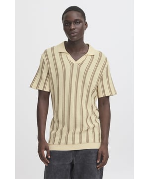 Descubra la mejor combinación de estilo y comodidad con nuestro jersey de rayas - Arena para hombre. Este jersey es el complemento perfecto para el guardarropa de cualquier hombre preocupado por la moda. Con sus rayas clásicas y su atemporal color arena, proporciona un look elegante e informal adecuado para cualquier ocasión. Ya sea que vayas a trabajar o a pasar un fin de semana relajado, este jersey siempre será la elección correcta. Confeccionada 100% en algodón, garantiza el máximo confort durante todo el día. Compre ahora y experimente una calidad fenomenal diseñada para el uso diario.