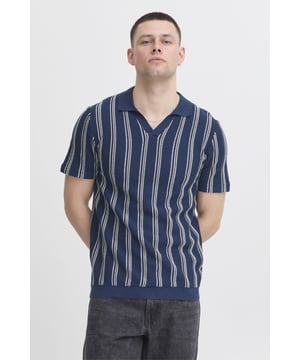 Este jersey a rayas en azul para hombre es la elección perfecta para cualquier hombre preocupado por el estilo. Combina comodidad y modernidad de forma elegante. Confeccionado a mano con 100% algodón, proporciona lo último en suavidad y calidez, ideal para cualquier ocasión, ya sea casual o un poco más formal. El diseño atemporal garantiza que sea una incorporación esencial a tu guardarropa. El detalle de rayas le da un toque moderno al look clásico que nunca pasa de moda. Para el hombre con estilo que no compromete ni la comodidad ni el estilo.