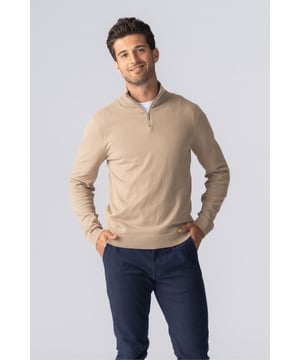 Pullover Halve Rits - Zand
We hebben een kledinglijn gecreëerd die comfort en stijl combineert in een tijdloos design, verfijnd tot aan de essentie. Onze nieuwste aanwinst is daar zeker geen uitzondering op. We presenteren nu de langverwachte "Pullover Half Zip - Sand."

De "Pullover Half Zip - Sand" van Teeshoppen is een prachtig fashion statement dat opvalt door zijn bijzondere zandkleur. Het is een kledingstuk dat niet alleen comfort biedt, maar ook een verfijnde uitstraling heeft. De trui is ontworpen voor iedereen, ongeacht geslacht, en is verkrijgbaar in verschillende maten zodat iedereen hem in stijl kan dragen.

Het is niet alleen het ontwerp van de Half Zip - Sand dat indruk maakt. Het is gemaakt van hoogwaardige materialen die zowel duurzaam als comfortabel zijn om te dragen. Bij TeeShop doen we geen concessies aan de kwaliteit. Wij begrijpen hoe belangrijk het is dat u zich prettig voelt in uw kleding, en dat is precies wat wij met deze trui proberen te bieden.

De halve ritssluiting voegt een vleugje elegantie en functionaliteit toe, waardoor hij zich onderscheidt van andere truien. Dankzij de ritssluiting is de trui gemakkelijk aan en uit te trekken en krijgt hij een moderne en trendy uitstraling. De kleur is geïnspireerd op de natuurlijke zandtinten, wat een rustige en ontspannen sfeer toevoegt.

De Half Zip - Sand is perfect voor zowel het dagelijks leven als speciale gelegenheden. Het zorgt voor een ontspannen, stijlvolle en tegelijkertijd elegante look. Dankzij het eenvoudige en strakke ontwerp kan hij worden gedragen met een spijkerbroek voor een strakke, casual look, of met shirts voor een meer formele uitstraling.

Voor wie op zoek is naar een trui die zowel vorm als functionaliteit biedt, is onze Pullover Half Zip - Sand de perfecte keuze. Het is niet alleen comfortabel, maar ook stijlvol en veelzijdig. Het is een onmisbaar element in elke garderobe, ongeacht geslacht.