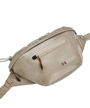 100% Polyester. Marke: Under Armour. Länge: 35,56 cm. Höhe: 21,59 cm. Breite: 10,41 cm. Kapazität: 5 L. Taschenart: 1 Vordertasche, Reißverschluss. Fächer: 1 Hauptfach, Mit Reißverschluss. Taschenmerkmale: anpassbar, Atmungsfähiges Mesh-Panel, Bungee-Seile, Organisations Bereich , Gurtband. Design: Logo, Unifarben. Schnellverschluss. Gewebetechnik: UA Sturm Technik, Wasserbeständig.