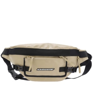 Marke: Lacoste. Länge: 46 cm. Breite: 20 cm. Höhe: 10 cm. Riemenlänge: 120 cm. Taschenart: 1 Vordertasche, Reißverschluss. Fächer: 1 Hauptfach, Mit Reißverschluss. Verstellbarer Gürtel. Taschenmerkmale: Verstellbare Hüftbänder, Tragegriff, Reißverschluss-Zieh-Anhänger. Design: Krokodil, Unifarben, Gummiertes Logo.