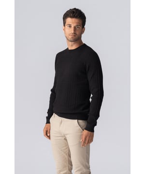 Jersey de punto trenzado para hombre - Negro Comodidad inigualable y estilo atemporalDescubra la mejor combinación de sofisticación y comodidad con nuestro jersey de punto trenzado para hombre. Diseñado para realzar tu guardarropa, este jersey es imprescindible para cualquier persona preocupada por la moda. En TeeShoppen, nos enorgullecemos de ofrecer prendas básicas de alta calidad que se adaptan al hombre maduro, y nuestro jersey de punto trenzado no es una excepción.