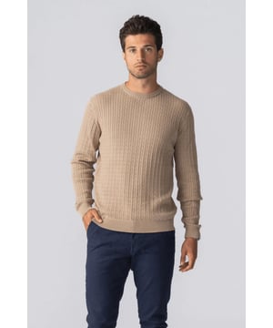 Jersey de punto trenzado para hombre: arena, comodidad inigualable Estilo atemporal para el hombre moderno Sumérgete en la sofisticación y la comodidad con nuestro jersey de punto trenzado para hombre. Esta exquisita pieza está diseñada para combinar el encanto atemporal de los patrones clásicos de tejido trenzado con el estilo y la comodidad modernos. Perfecto para cualquier ocasión, este jersey es una adición imprescindible al guardarropa de todo hombre. Características principales Tejido de primera calidad: confeccionado con materiales de alta calidad, nuestro jersey de punto trenzado garantiza durabilidad y una sensación suave y lujosa contra la piel. Diseño clásico de tejido trenzado: el intrincado patrón de tejido trenzado ofrece una estética atemporal que nunca pasa de moda. Estilo versátil: Adecuado tanto para ocasiones informales como semiformales, este jersey combina sin esfuerzo con jeans, chinos o pantalones de vestir. Comodidad Ajuste: Diseñado con un ajuste cómodo y relajado que permite colocarlo fácilmente sobre camisas o debajo de chaquetas. Dobladillo y puños acanalados: Mejorado con dobladillo y puños acanalados para un ajuste cómodo que mantiene el calor dentro y el frío fuera. Cuidado fácil: este jersey se puede lavar a máquina, lo que lo hace conveniente para mantener su apariencia y tacto impecables.