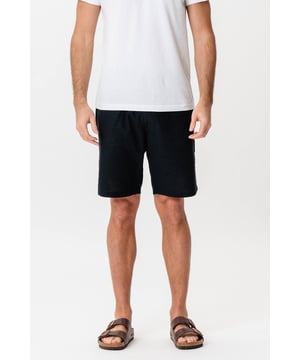 Actualiza tu guardarropa de verano con nuestros pantalones cortos de lino - Negro. Diseñados para hombres, estos pantalones cortos combinan la ligereza y la transpirabilidad que sólo los materiales naturales pueden proporcionar. El tejido se compone de un 70 por ciento de algodón y un 30 por ciento de lino y garantiza el máximo confort incluso en los días más calurosos. Los pantalones cortos están equipados con prácticos bolsillos y una cintura elástica para un ajuste óptimo. Perfecto para experiencias de verano tanto informales como elegantes. Haga su pedido ahora en TeeShoppen para una entrega rápida y un servicio al cliente excepcional.