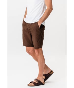 Descubra la máxima comodidad y estilo con nuestros pantalones cortos de lino en color café, diseñados para el hombre moderno que valora tanto la estética como la practicidad. Confeccionados con una mezcla premium de 70 por ciento algodón y 30 por ciento lino, estos pantalones cortos prometen transpirabilidad y durabilidad en cualquier clima cálido. El rico tono café ofrece una apariencia versátil, lo que garantiza que puedas combinarlos fácilmente con una amplia gama de conjuntos para salidas informales o días relajados en la playa. El tejido liviano garantiza que se mantenga fresco y cómodo, mientras que la artesanía superior garantiza un uso duradero. Ya sea que estés descansando en casa o saliendo a pasar un día bajo el sol, estos pantalones cortos son tu elección ideal para un atuendo elegante y sin esfuerzo. Compre ahora y disfrute de la combinación perfecta de comodidad y diseño elegante.