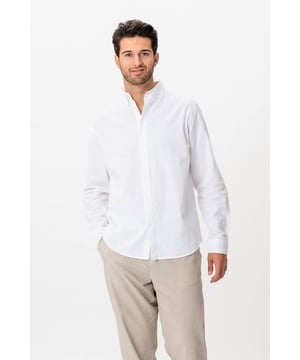 Suchen Sie ein stilvolles und bequemes Hemd? Unser Leinenhemd in Weiß ist perfekt für Männer, die einen klassischen und eleganten Look wünschen. Das Hemd besteht zu 70 Prozent aus hochwertiger Baumwolle und zu 30 Prozent aus Leinen, was es sowohl atmungsaktiv als auch weich macht. Perfekt für jeden Anlass, egal ob es sich um einen lockeren Tag oder eine formellere Veranstaltung handelt. Dieses Leinenhemd lässt sich problemlos mit jeder Garderobe kombinieren und ist durch die Farbe Weiß zeitlos.