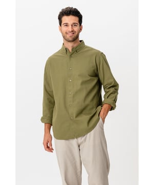 Esta elegante camisa de lino en verde es imprescindible para los hombres que desean combinar estilo y comodidad. Confeccionada con un 70 % de algodón y un 30 % de lino, la camiseta proporciona una experiencia ligera y transpirable perfecta para cualquier ocasión. El fresco color kiwi de la camisa agrega un toque moderno a tu guardarropa, mientras que el ajuste clásico garantiza que luzcas elegante, ya sea que estés en la oficina o fuera con amigos. Centrándose tanto en la calidad como en el diseño, esta camisa es ideal para quienes quieren resaltar su estilo sin comprometer la comodidad. Explora tu nueva camisa para eventos formales e informales, mantente siempre con estilo con una camisa de lino verde.