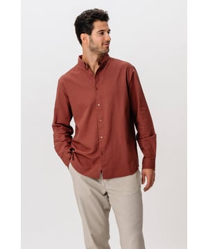 La camisa de lino Terracota para hombre es la elección perfecta tanto para eventos informales como formales. Con un color terracota único, esta camisa aporta un toque sofisticado y elegante a tu guardarropa. Confeccionada con un 70% de algodón y un 30% de lino, garantiza una experiencia cómoda y transpirable durante todo el día. Perfecto tanto para vaqueros como para pantalones más formales, y garantiza un look elegante para cualquier ocasión. Ideal para el hombre preocupado por la moda que quiere calidad y estilo en uno.