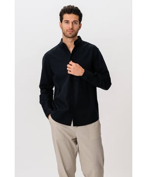 Prepárate para mejorar tu guardarropa con nuestra elegante Camisa de Lino en Negro para hombre. Esta elegante camisa combina comodidad y calidad confeccionada con 70 por ciento de algodón y 30 por ciento de lino que garantiza transpirabilidad y durabilidad. Es la opción ideal tanto para ocasiones formales como informales.